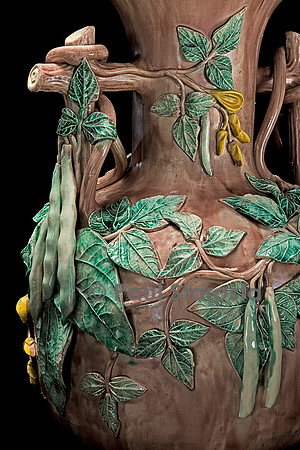 Vase anses imitation bois, fleurs, feuilles et haricots verts en relief