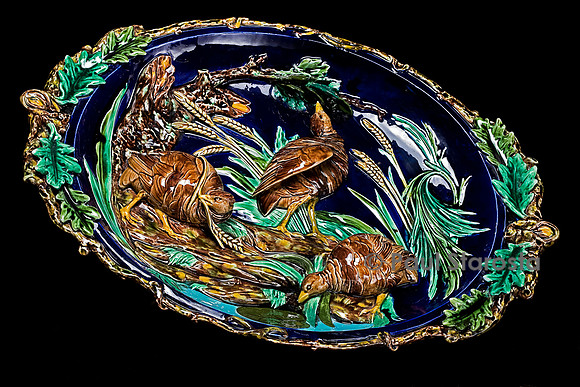 Grand plat ovale avec cailles sur fond bleu de Sèvres