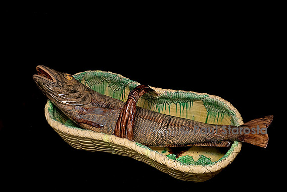 Grand panier imitation vannerie avec nid de fougères et un grand poisson
