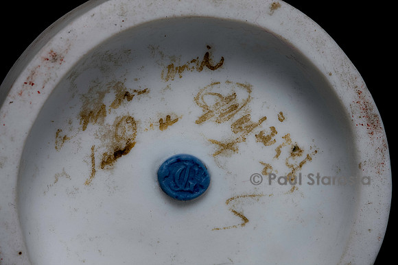 Signature. Petite sculpture en biscuit de porcelaine de Palissy