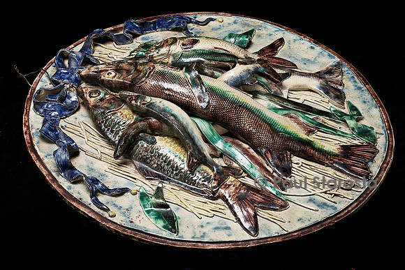 Médaillon ovale en terre cuite glaçure plombifère avec poissons variés