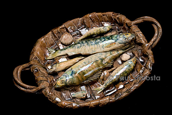 Panier tressé avec deux anses en terre cuite glaçure plombifère avec cinq maquereaux