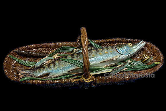 Panier tressé en terre cuite  émaillée avec brochet