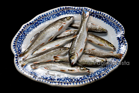 Petit plat ovale en faïence au décor style vieux Rouen bleu, brun avec sardines