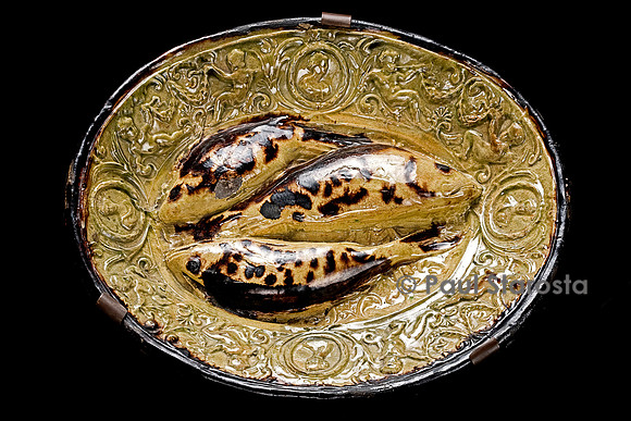 Bassin ovale moulé sur un plat en métal avec quatre médaillons