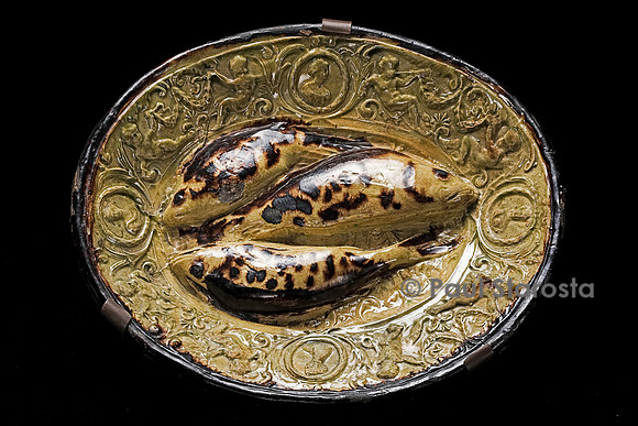 Bassin ovale moulé sur un plat en métal avec quatre médaillons