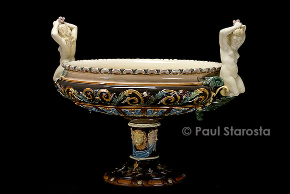 Coupe à deux figures féminines, cabochons de perles blanches et motifs de rinceaux