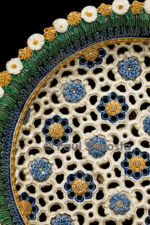 Coupe en terre cuite, moulée, ajourée aux motifs de fleurettes, glaçure plombifère - détail