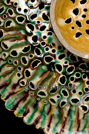 Coupe en terre cuite, moulée, ajourée aux motifs de fleurettes, glaçure plombifère - revers