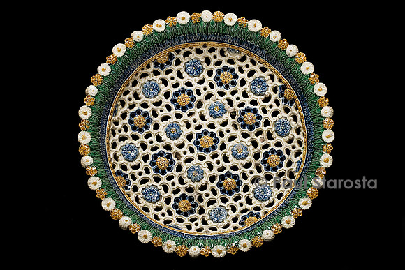 Coupe en terre cuite, moulée, ajourée aux motifs de fleurettes, glaçure plombifère