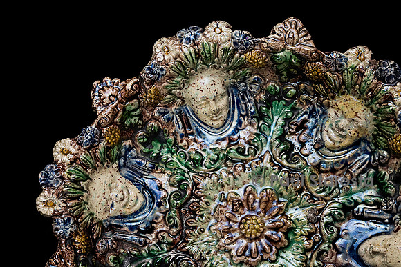 Coupe sur piédouche avec mascarons, glaçure au plomb polychrome