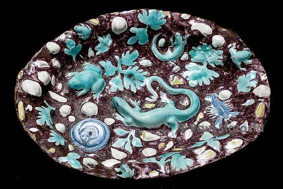 Faïence polychrome vert, blanc, brun avec lézards, grenouille,  coquillages, serpent enroulé