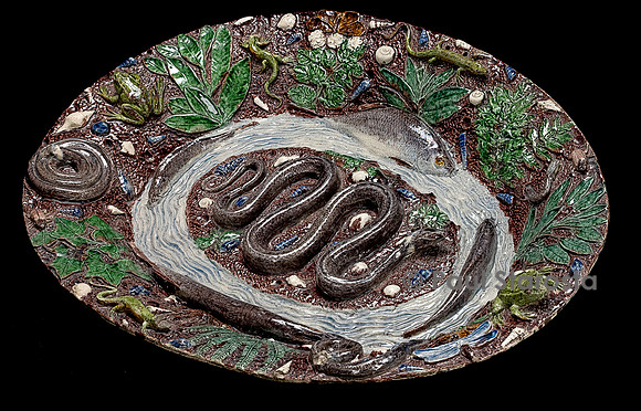 Grand bassin estampé avec serpent sur îlot central et quatre poissons dans l’eau