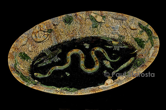 Grand bassin rustique ovale avec serpent central baignant dans l’eau (2)