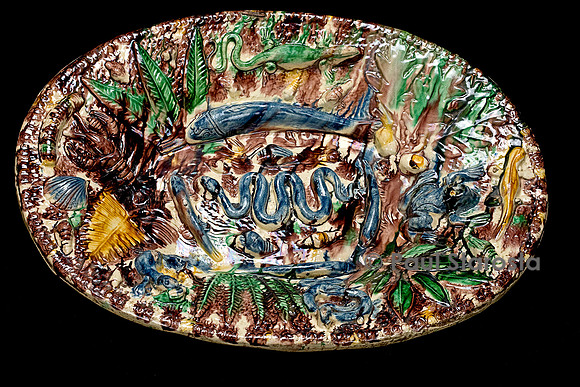 Grand plat ovale.Technique du repoussé visible au dos