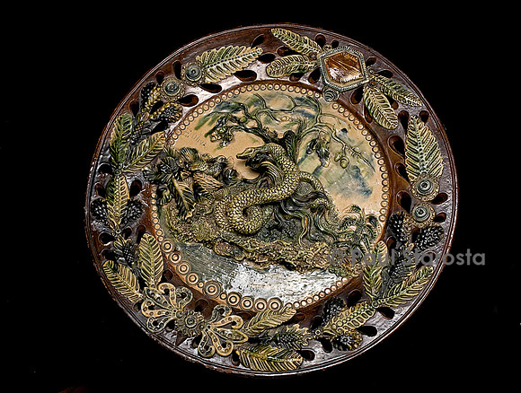 Grand plat rond avec serpent dévorant un oiseau