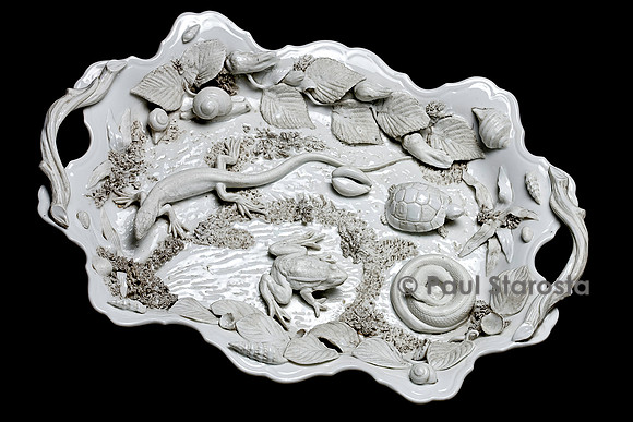Plateau en porcelaine blanche au contour lobé et à deux anses