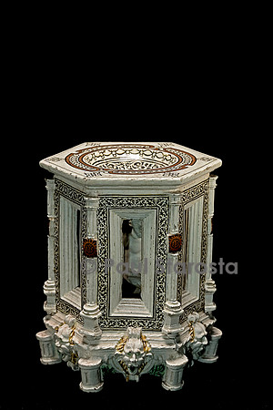 Salière architecturée avec six masques grimaçant et colonnes