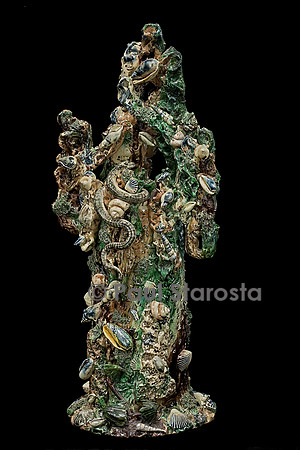 Vase en forme de grotte aux racines et rocaille ajourés semés de mousses
