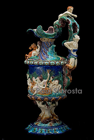 Verseuse dans le style Renaissance. Signée d’un lézard en relief
