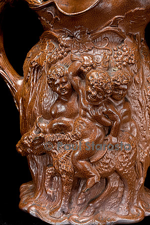 Pichet en grès à scènes mythologiques avec personnages et faunes