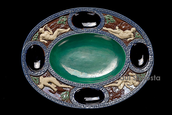 Plat à épices allégorique avec Neptune, Hermès, Léda et Junon sur fond brun