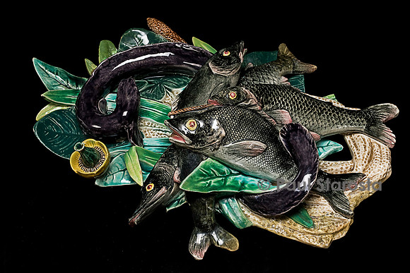 Plat applique poissons. Manufacture de Fives-Lille.