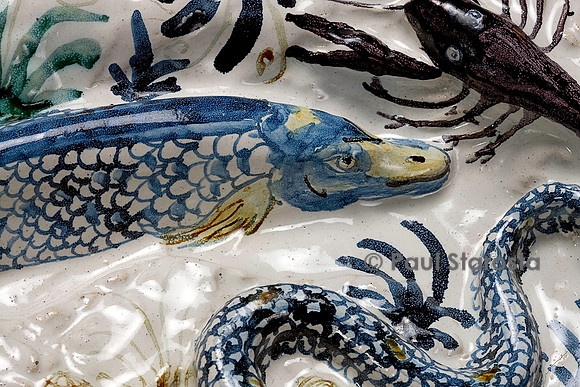Plat creux estampé en faïence décor polychrome de grand feu avec serpent