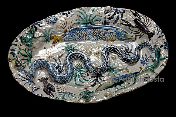 Plat creux estampé en faïence décor polychrome de grand feu avec serpent