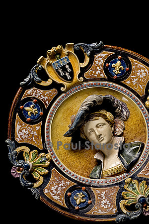 Plat dans le style Renaissance. Médaillon d’un jeune homme au chapeau à la plume