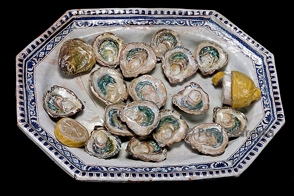Plat octogonal en faïence blanche style Rouen.Huîtres et citron
