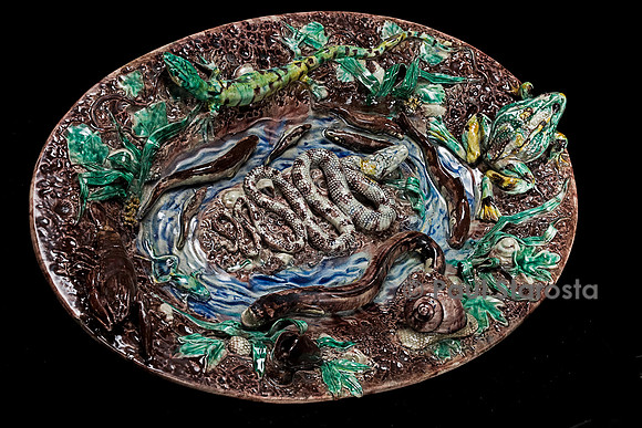Plat ovale au serpent central et petits poissons
