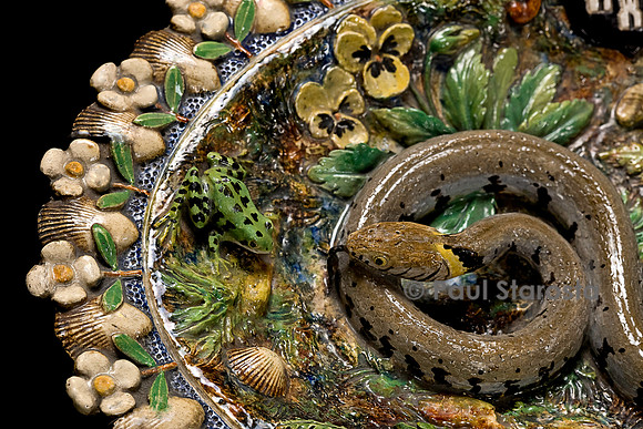 Plat ovale avec couleuvre et petite grenouille, marli à fleurettes en relief