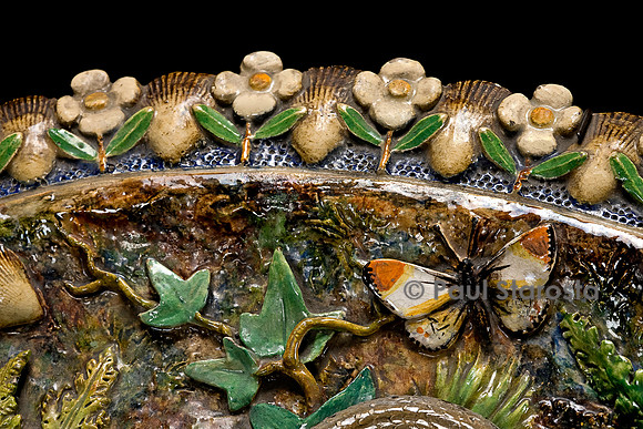 Plat ovale avec couleuvre et petite grenouille, marli à fleurettes en relief