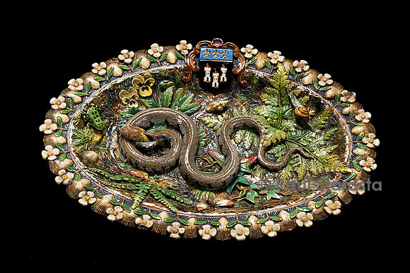Plat ovale avec couleuvre et petite grenouille, marli à fleurettes en relief