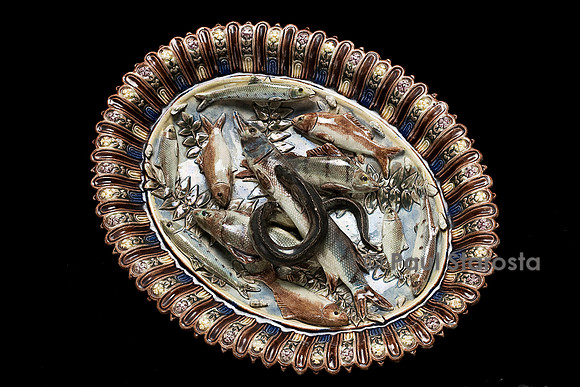 Plat ovale style Renaissance en terre cuite glaçure plombifère  avec brochet, anguille et petits poissons