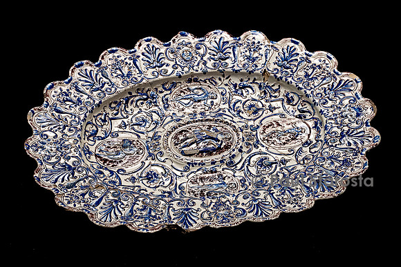 Plat polylobé ovale, faïence blanche au décor bleu et brun de grand feu