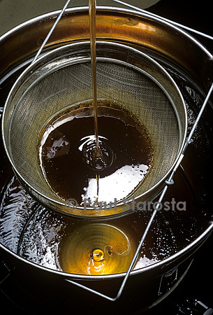 Filtration du miel au-dessus du maturateur