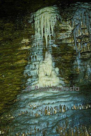 Concrétions calcaires dans une grotte