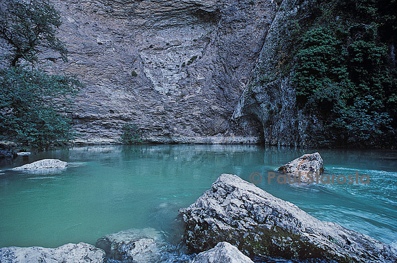Exurgence de la Sogue à Fontaine-de-Vaucluse lors d'un débordement