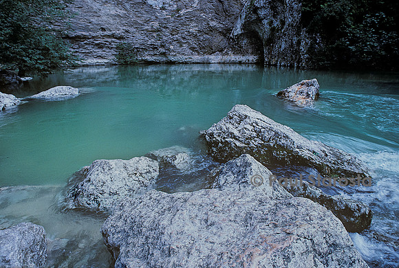 Exurgence de la Sogue à Fontaine-de-Vaucluse lors d'un débordement