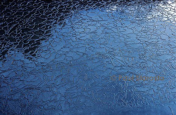 Glace craquelée à la surface d'un étang gelé