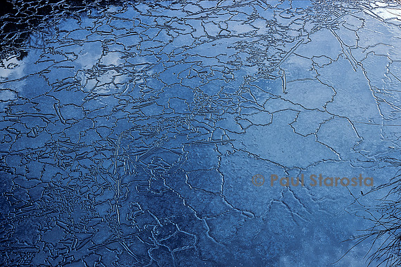 Glace craquelée à la surface d'un étang gelé