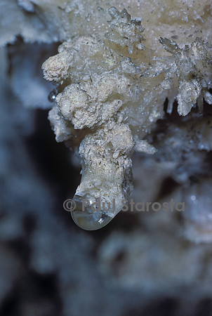 Concrétions calcaires dans une grotte