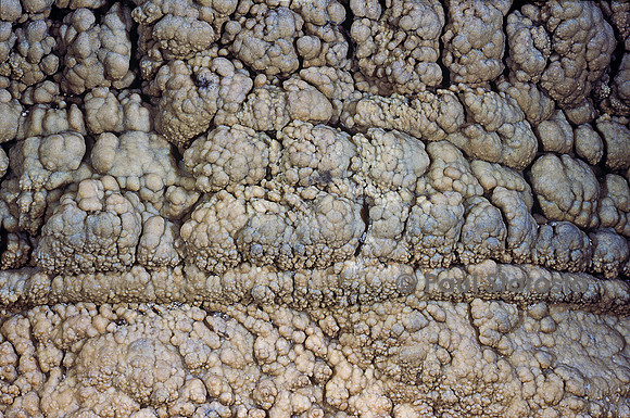 Concrétions calcaires dans une grotte - pisolithe, perle des cavernes