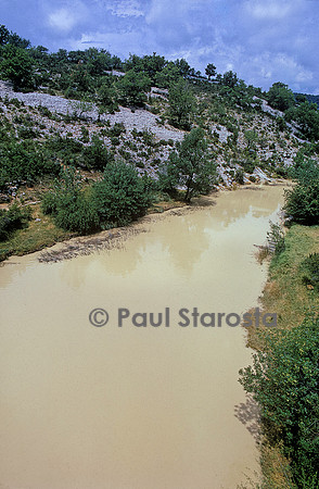 Rivière chargée d'alluvions