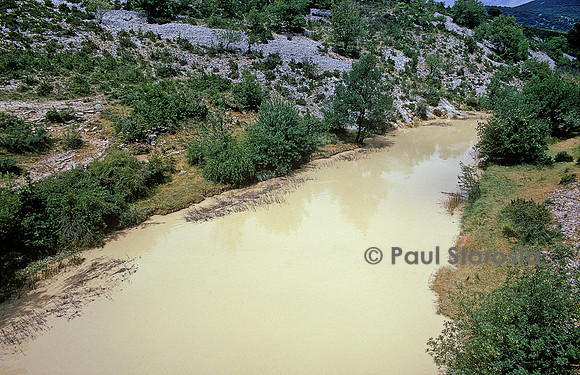 Rivière chargée d'alluvions
