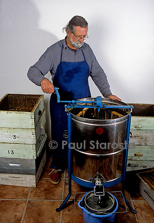Apiculteur se servant d'un extracteur manuel