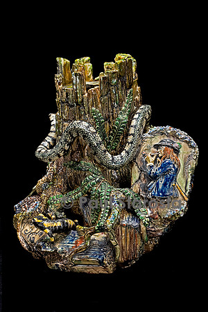 Tronc d’arbre mort avec salamandre, serpent, petit personnage fumant la pipe