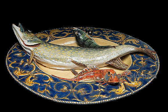 Grand plat ovale en terre cuite émaillée avec poissons, marli bleu